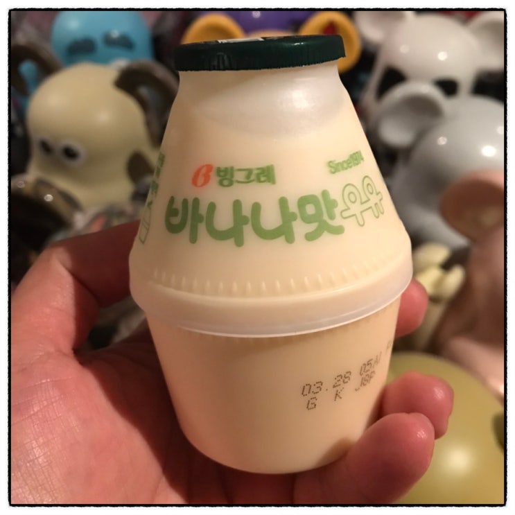 야밤에 바나나맛우유 홀짝이기 야밤에 바나나맛우유 홀짝이기