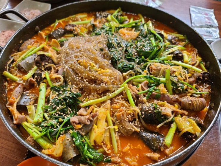  부여 아우내순대에서 순대전골 점심으로 먹었어요.