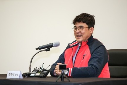 KIA <b>장정석</b> 단장 사퇴, FA 박동원에 <b>뒷돈</b> 요구