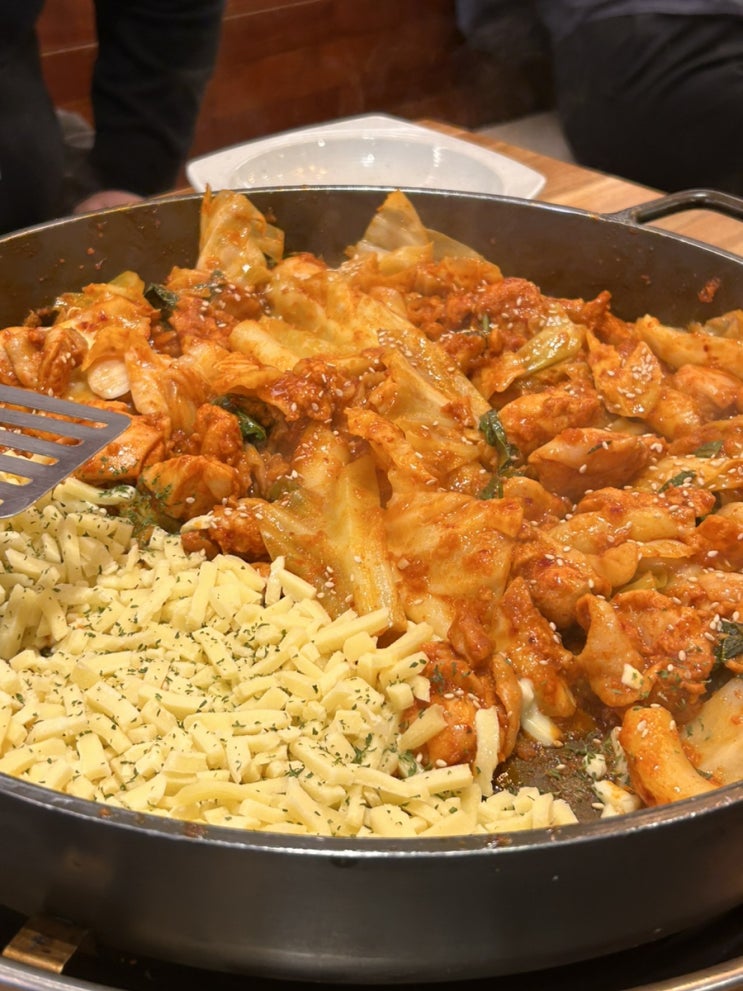  논현역 맛집 한울닭갈비 치즈가 쭈욱 늘어나는 것이 나의 기쁨도 같이 늘어나는 것 같네요