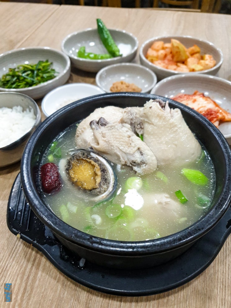  서울역 게이트웨이타워 지하 김명자굴국밥 전문점 - 몸보신이 필요하다면 여기로
