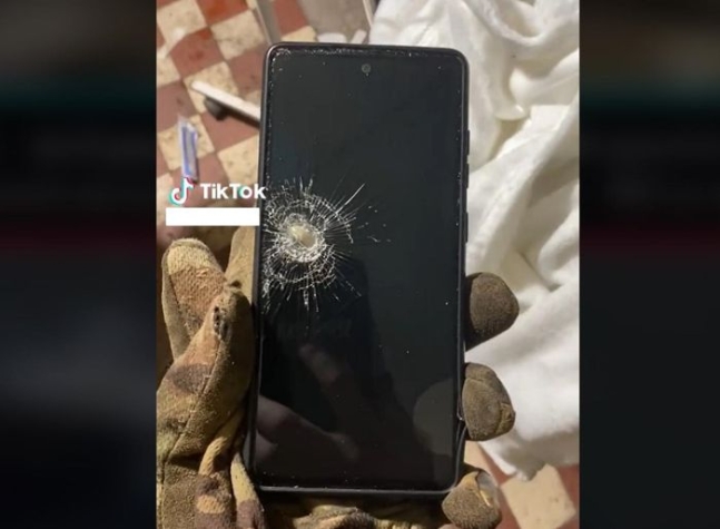 "총알을 막네"…삼성 <b>갤럭시</b>폰, <b>우크라 병사</b> 또 살렸다 / “삼성... 