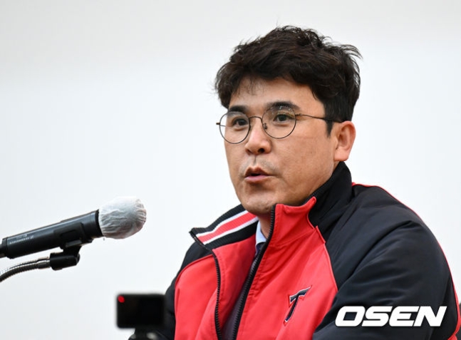 KIA 단장 <b>장정석</b>, '선수에 <b>뒷돈</b> 요구' 전격 해임... 돈 보내는... 