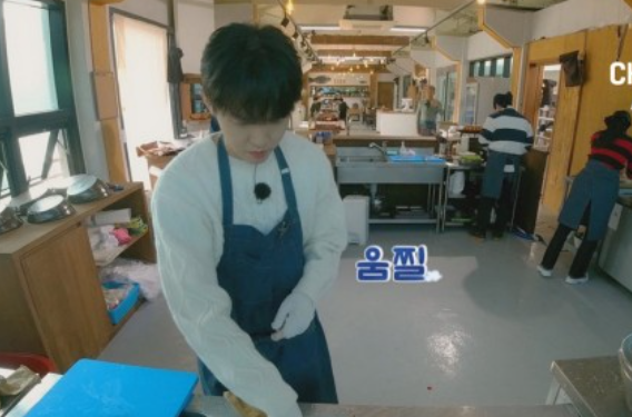 김재환, 생선 공포증 딛고 '도시횟집' 알바생 취직...홀서빙까지 고군분투 김재환, 생선 공포증 딛고 '도시횟집' 알바생 취직...홀서빙까지 고군분투