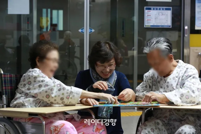 ‘이모님’ 아닌 ‘선생님’으로…요양보호사 처우 개선 앞장서는 스타트업들 ‘이모님’ 아닌 ‘선생님’으로…요양보호사 처우 개선 앞장서는 스타트업들