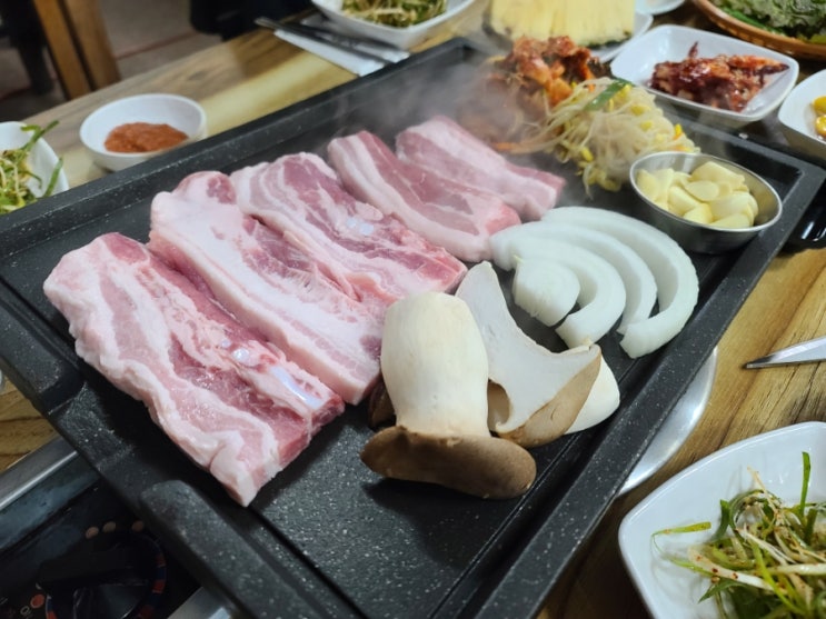  부여 삼겹살 맛집 궁남지 돌삼겹 맛있어요.