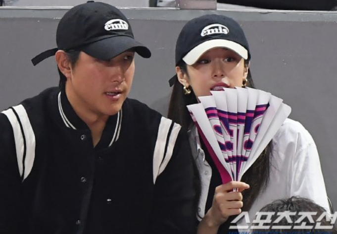 지연황재균, 커플 모자 쓰고 김연경 경기 관람...달달한 신혼부부 지연황재균, 커플 모자 쓰고 김연경 경기 관람...달달한 신혼부부