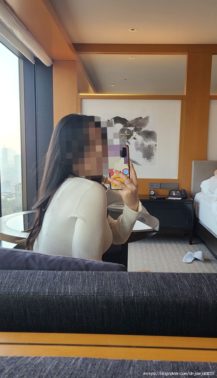  프리미엄 남산 뷰 17층 3월 그랜드하얏트 서울 숙박기 ,핸드폰 충전기, 룸서비스 메뉴판 포함!