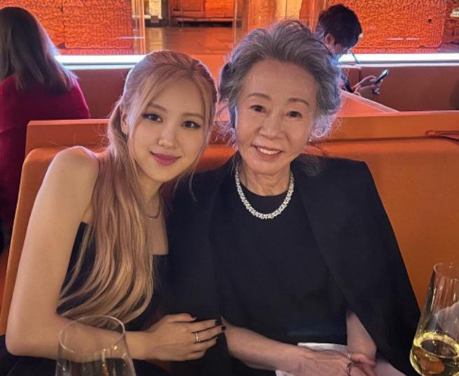 블랙핑크 로제와 윤여정, 이게 무슨 조합? 세대 초월한 '월클 투샷' 블랙핑크 로제와 윤여정, 이게 무슨 조합? 세대 초월한 '월클 투샷'