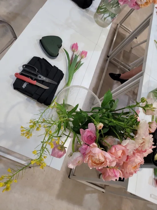  안단테블룸 강남역 꽃꽂이학원 이사간 후 처음 방문해 봄 장미와 아네모네 유채꽃 하트 센터피스