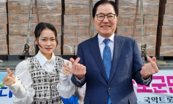 김다현, 가뭄 심각한 완도군에 식수 1만병 기부