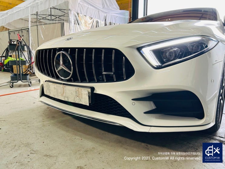 20년형 CLS300d 순정 세로그릴, 순정 카본스포일러, 멀티빔라이트, 순정 AMG 리어디퓨져 53AMG 룩 완성.