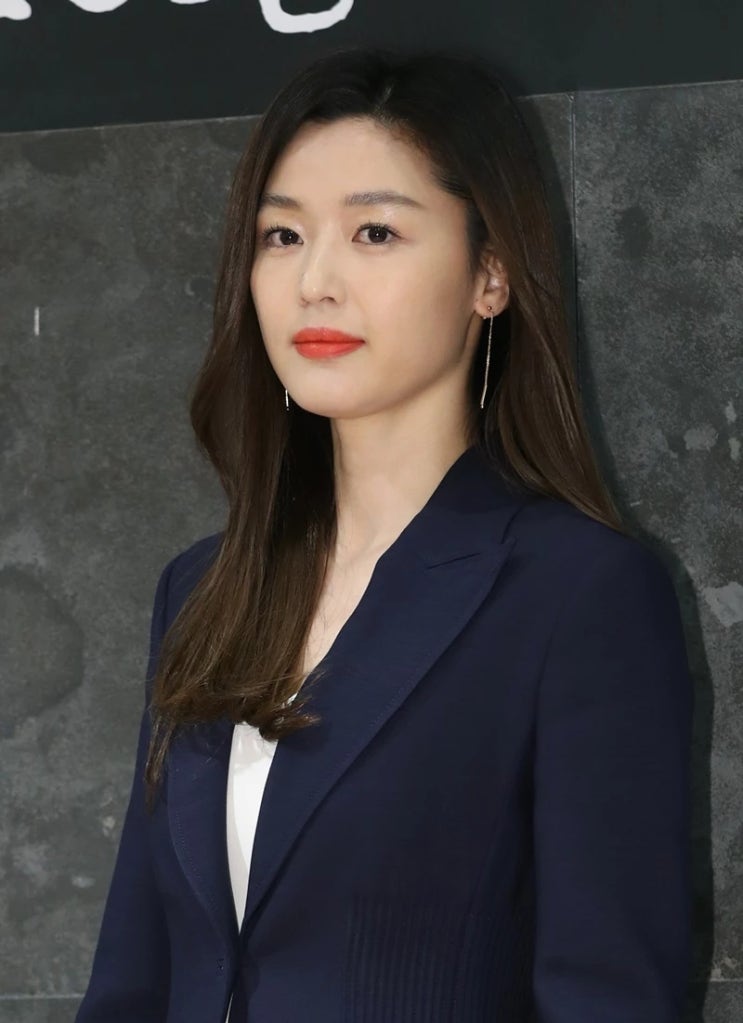 "2년 만에 드라마 복귀하나?" 전지현, 머리카락으로 1300억 매출 올려...충격적인 광고료 수준은? "2년 만에 드라마 복귀하나?" 전지현, 머리카락으로 1300억 매출 올려...충격적인 광고료 수준은?