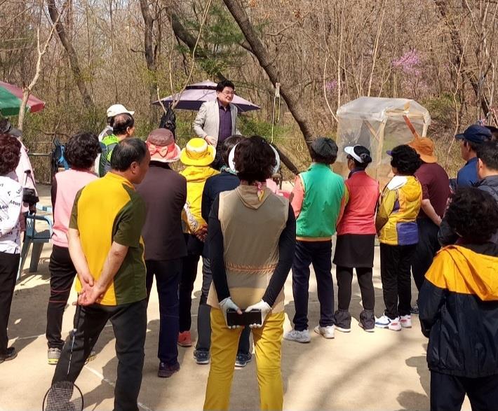 홍국표 의원, 초안산 근린공원 환경정화 실시, 공원 일대 쓰레기 수거