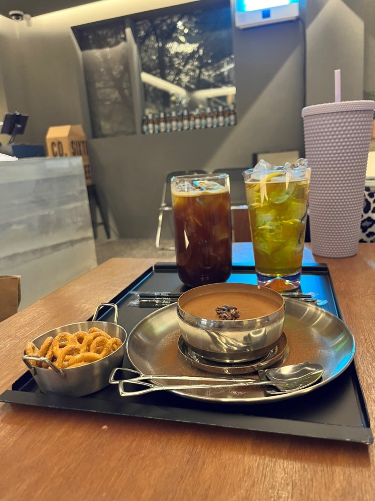  왕십리역카페 왕십리커피 분위기 좋은 카페 그굴 밥그릇티라미슈에 홀릭