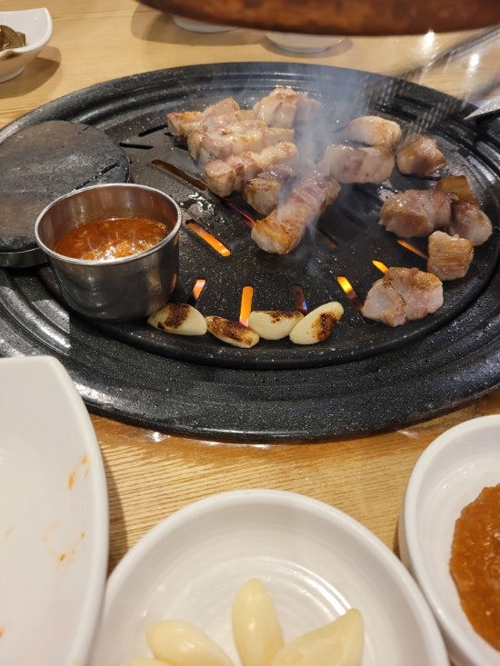  부산 해운대 영남돼지 삼겹살 항정살 북적이는 고깃집