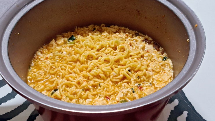 우삼겹 또는 차돌 된장찌개에 라면사리를 넣으면 미소라멘이 됩니다. 우삼겹 또는 차돌 된장찌개에 라면사리를 넣으면 미소라멘이 됩니다.