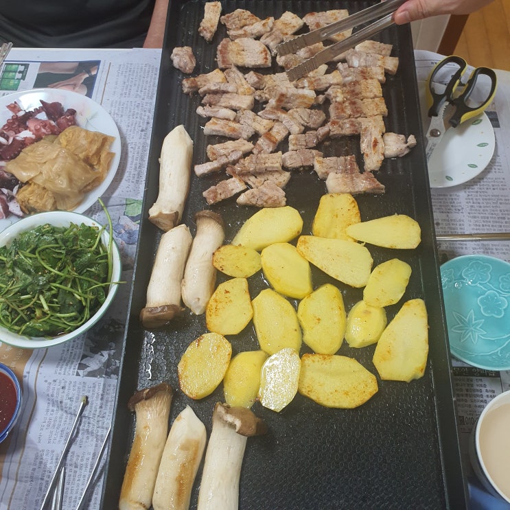  삼겹살 문어 홍어 삼합 엽기 떡볶이 참나물 무침 그리고 샤인 머스킷 음식 조합
