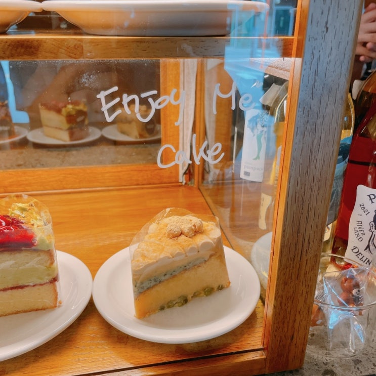 개성있는 케이크와 함께하는 감성 성수카페 ‘레이더’