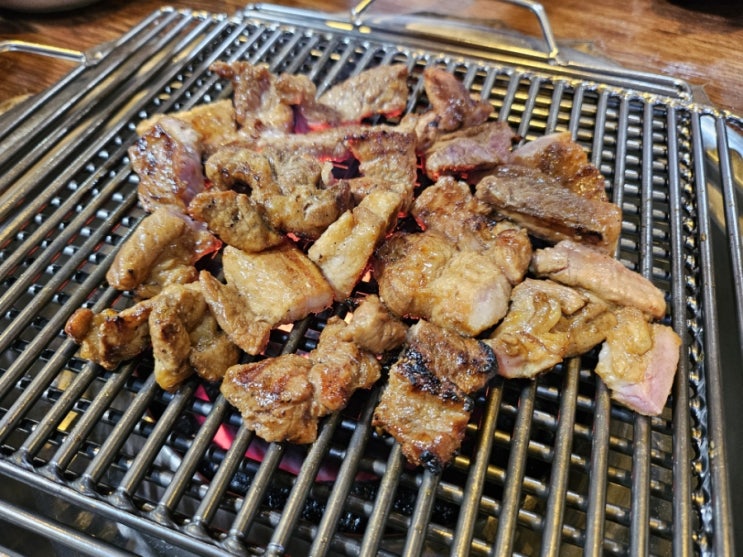  서울대입구 돈뼈락연탄갈비 :: 은은한 연탄불에 구워주는 돼지갈비 노포