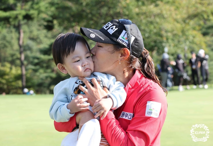 '14년 279번' <b>엄마 골퍼</b>의 도전…박주영, <b>KLPGA</b> 감격의 첫 우승