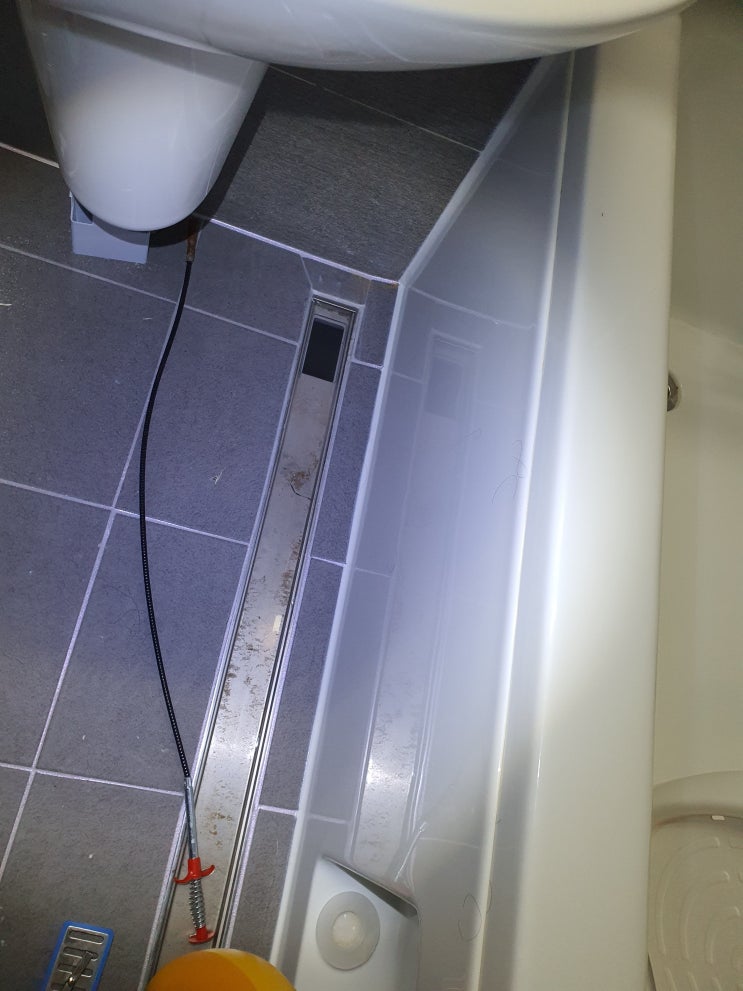신축 아파트 화장실 물 안 빠짐 하수구 막혔을 때 화장실 막힘의 원인 찾고 뚫는 법 화성 봉담