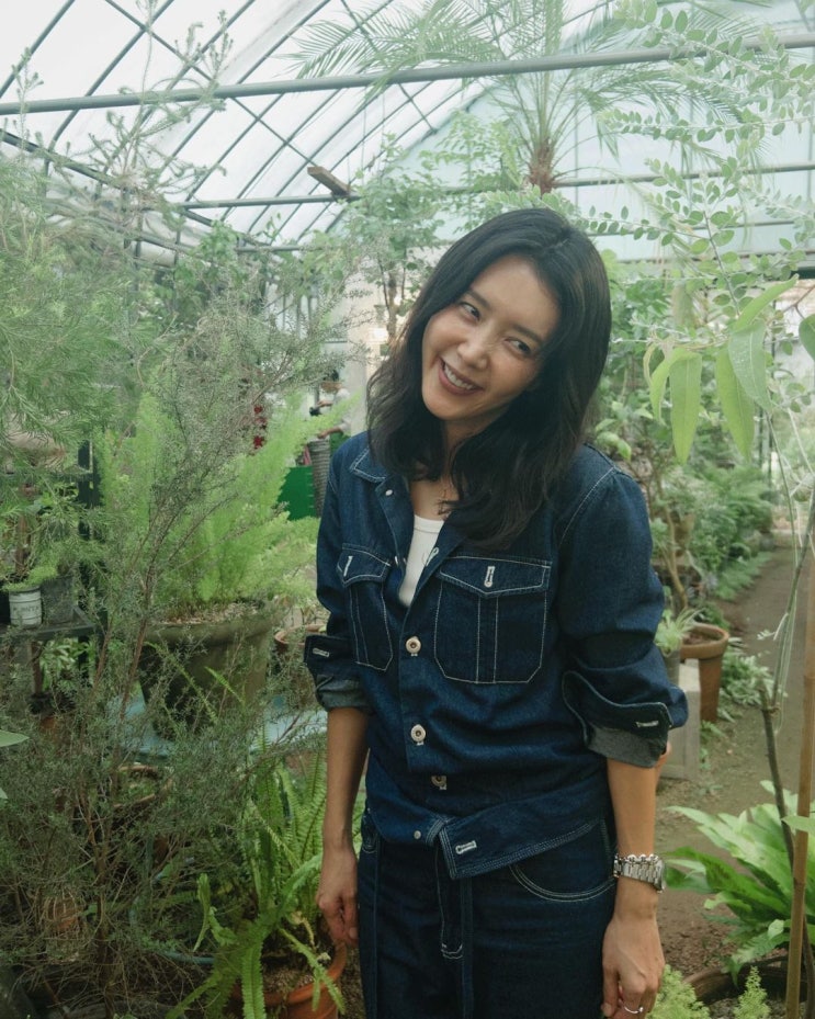  채정안의 매력적인 여자 40대 패션으로 데님 셔츠&팬츠 조합의 청청 데님 셋업인 점프수트 코디