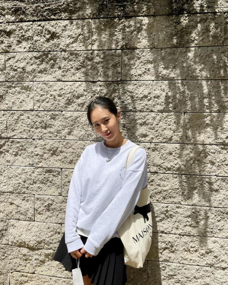  요즘 여자 연예인들도 많이 찾는 캔버스 재질의 인기 브랜드 메종키츠네 에코백 추천 w. 유리