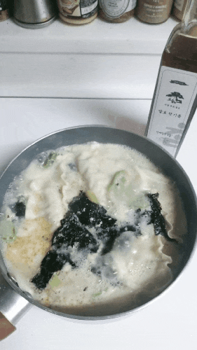  효솔 생 참기름 둘둘 두른 떡만두국 골뱅이 콩나물 비빔면 미역국