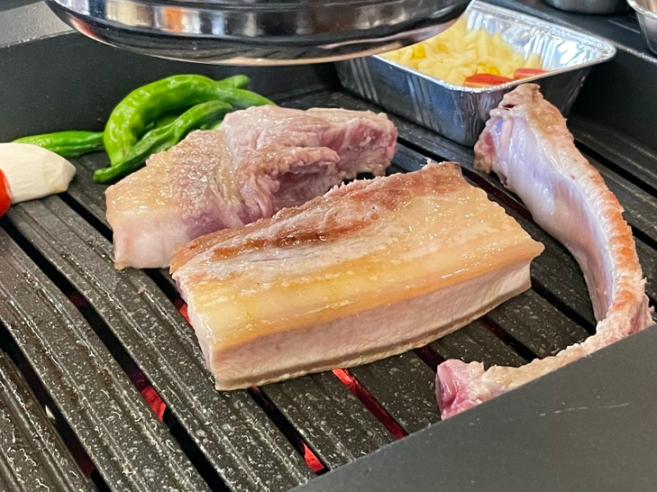  신대방 맛집 고기 구워주는 삼겹살 전문점 후돈