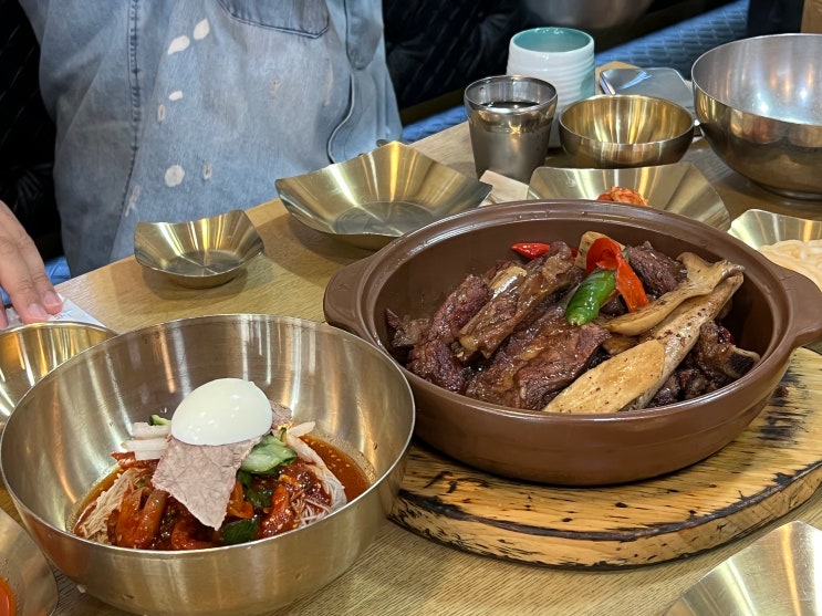  함흥냉면과 소갈비찜이 땡기신다면, 바로 여기 강남면옥 신사본점