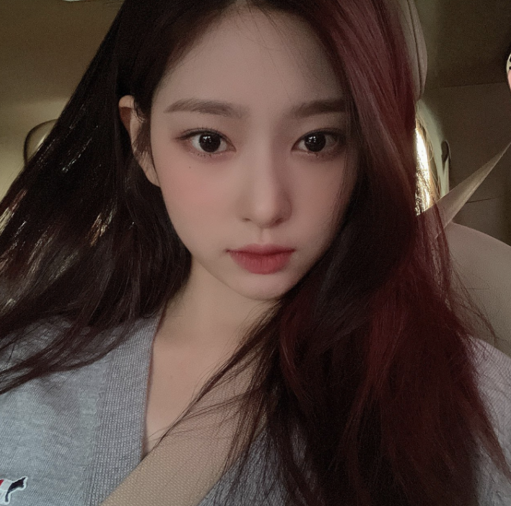  여자 가을 데일리룩으로 깔끔한 스타일의 메종키츠네 회색 니트 가디건 추천 w. 김민주