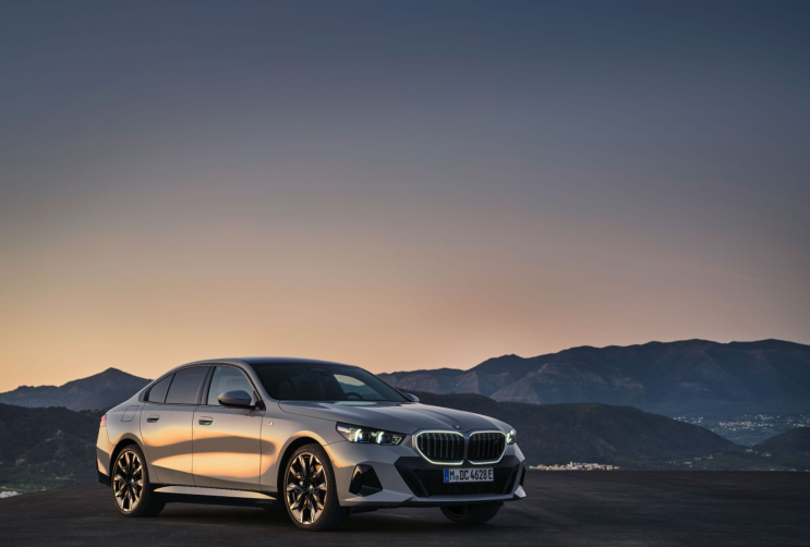 판매량이 기대되는 전기 세단, BMW i5 가격 사진
