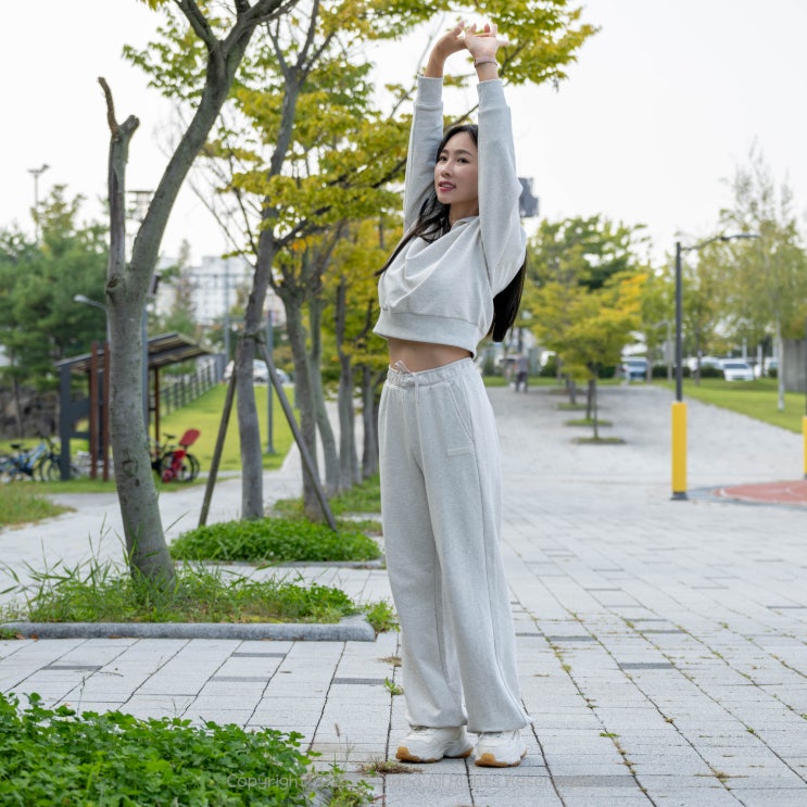 디스커버리 여성 트레이닝복 세트 러닝 코디 반집업 맨투맨 + 와이드 팬츠 (조거 st 가능) 디스커버리 여성 트레이닝복 세트 러닝 코디 반집업 맨투맨 + 와이드 팬츠 (조거 st 가능)