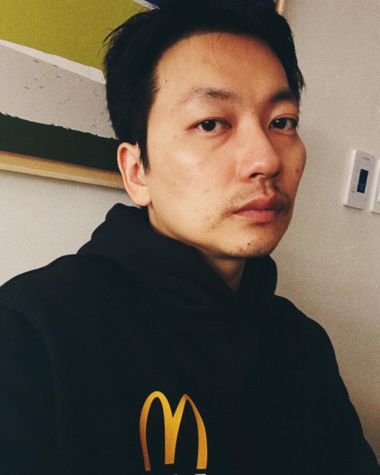 이동휘 팔라스 맥도날드 콜라보레이션 남자 후드티 코디 정보 이동휘 팔라스 맥도날드 콜라보레이션 남자 후드티 코디 정보