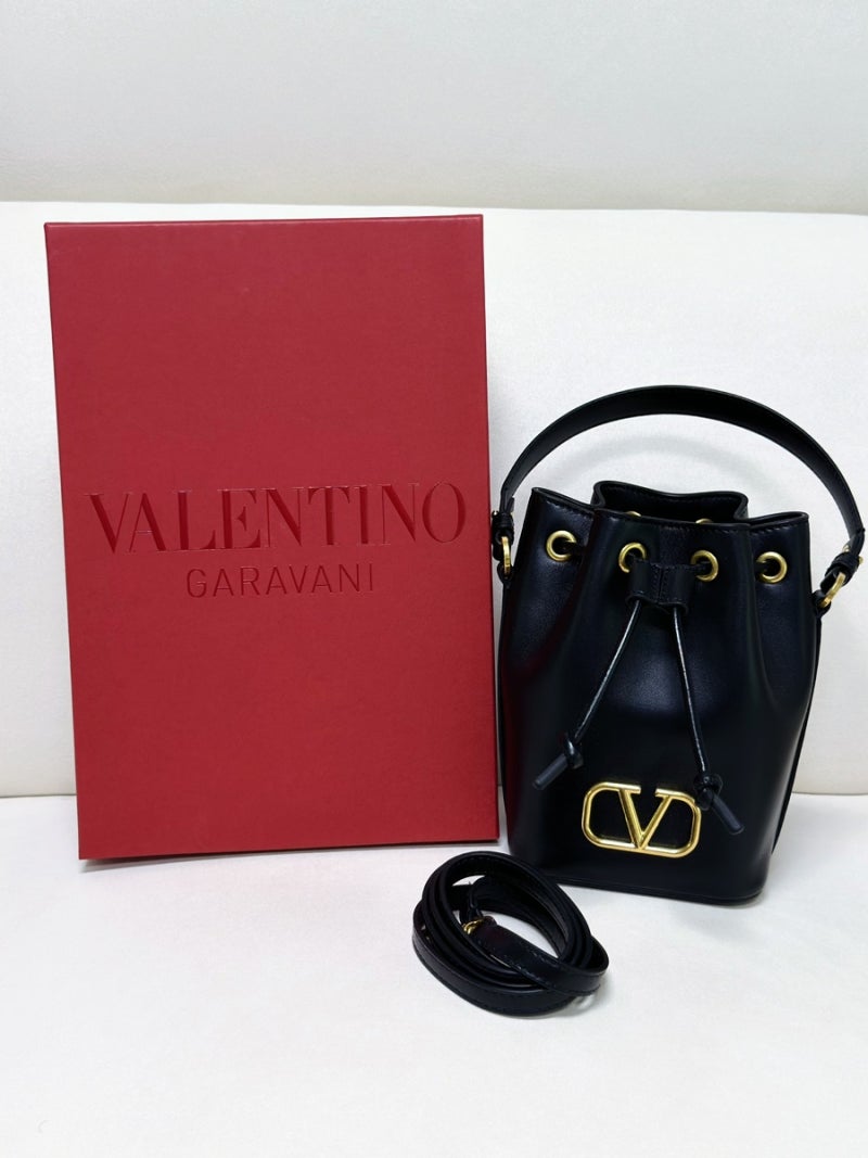 발렌티노 valentino garavani 나파 가죽소재 Vlogo 시그니처 미니버킷백 탈착형 숄더스트랩 선물후....