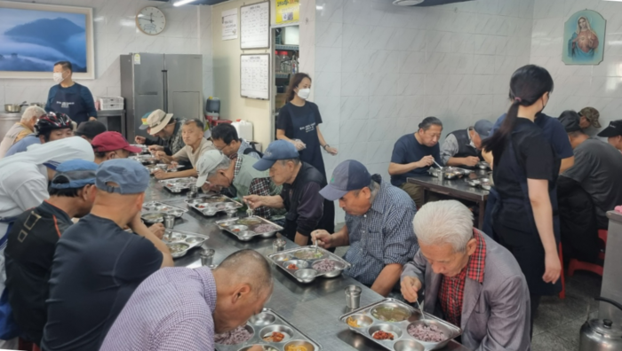 “배고픔보다 힘든 건 외로움”…추석연휴 어르신 더 붐빈 무료급식소