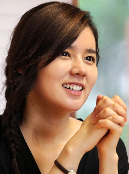 <b>한가인</b>, AI가 더 못생긴 건 처음..어플 파괴시킨 '美친 <b>미모</b>'