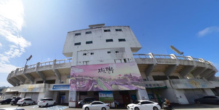 롯데쇼핑과 손잡고 <b>전주종합경기장</b> 철거 하고 <b>마이스 복합단지</b>... 