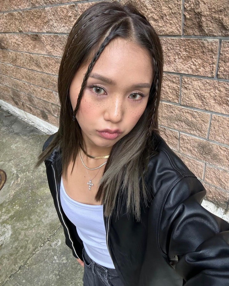  여자 연예인 인기 흰색 스니커즈로 미미도 사랑하는 운동화로 아디다스 삼바 화이트 레드 추천