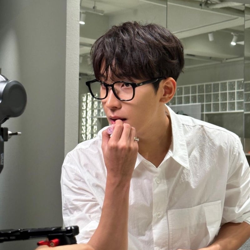 SEVENTEEN Wonwoo 的眼鏡時尚：Instagram 私服穿搭，Fendi 男士粗框眼鏡推薦！秋季男友穿搭指南