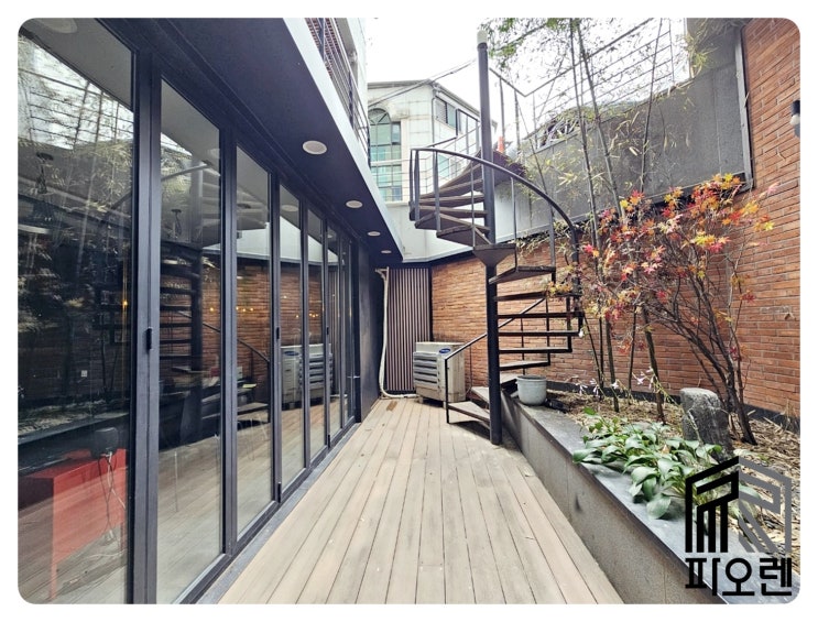  강남구청 역세권 학동사거리 예쁜지하임대 - 룸2개, 썬큰구조, 4m층고, 시설비 없음, 주차 가능.