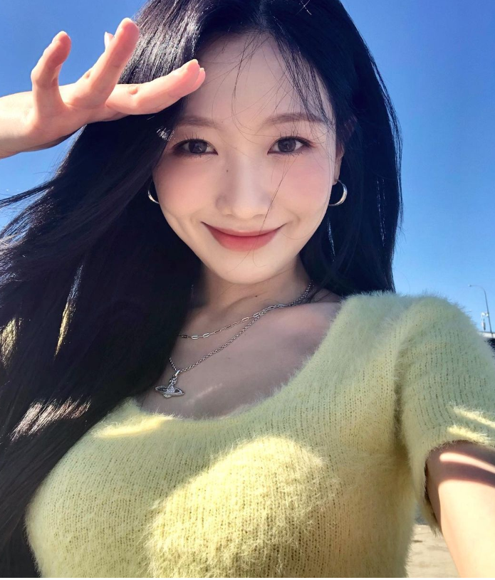  연예인 명품 목걸이 브랜드로 사랑받는 비비안웨스트우드 우주선 실버 목걸이 추천 w. 류수정