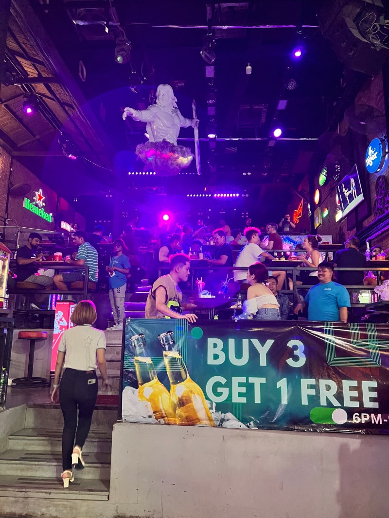 태국 파타야 # 파타야의 밤 문화 즐기기 / 커플이나 여자끼리 가기 좋은 펍. 술집. 클럽 / 파타야 워킹스트리트 제우스 클럽 :  네이버 블로그