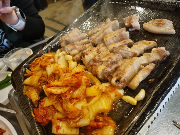 [합정맛집][내돈내산]고기,김치가 맛있는 합정 신김치생삼겹살