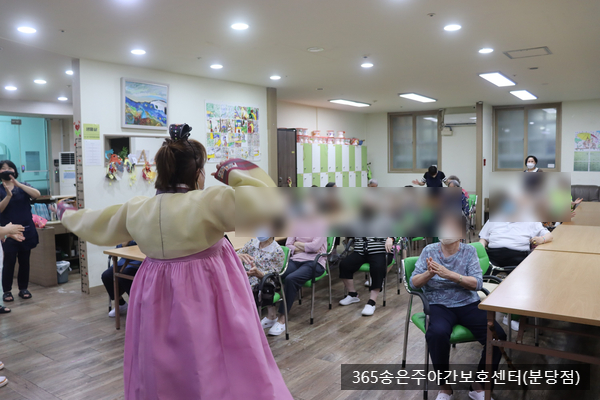  분당주간보호센터(365송은주야간보호센터 분당점) 족두리와 익석관(미술활동)사진-2023.08.10 성남시 유일 단기보호센터