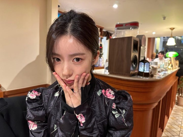  홍지윤의 가을 레이어드 패션으로 연예인들에게 인기인 브랜드 가니의 꽃무늬 새틴 원피스 코디