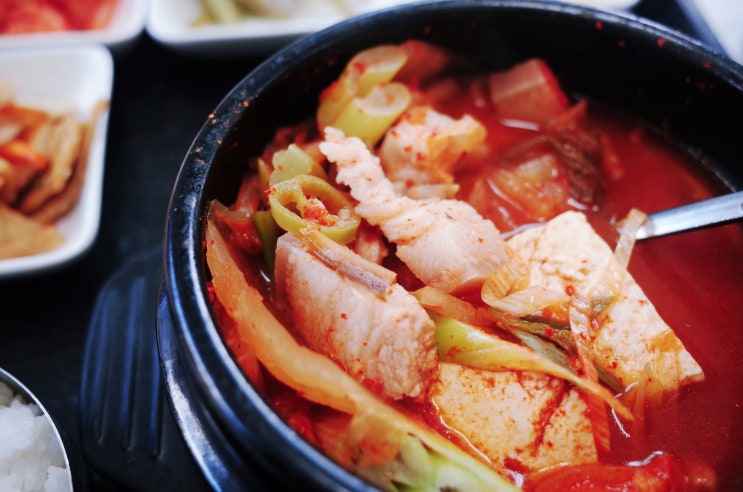 경기도 양평군) 단골한식당 - 돼지고기가 듬뿍 들어있는 김치찌개로 양동역 아침 식사