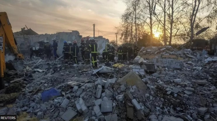 [우크라이나전쟁] 러시아의 공습으로, 우크라이나 장례식에서 51명 사망했다!