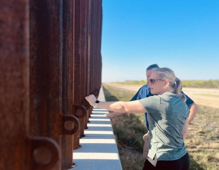 바이든 행정부는 행정력을 동원해 텍사스에 국경장벽 건설을 허용하고 있다고 밝혔다